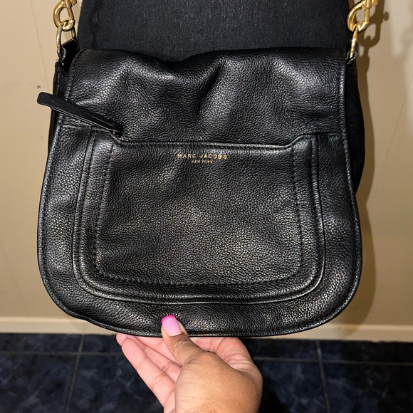 MARC JACOBS 🍒EMPIRE CITY MESSENGER CROSS BODY 🍒BLACK LEATHER GOLD ACCENTS 🍒 - Picture 3 of 13